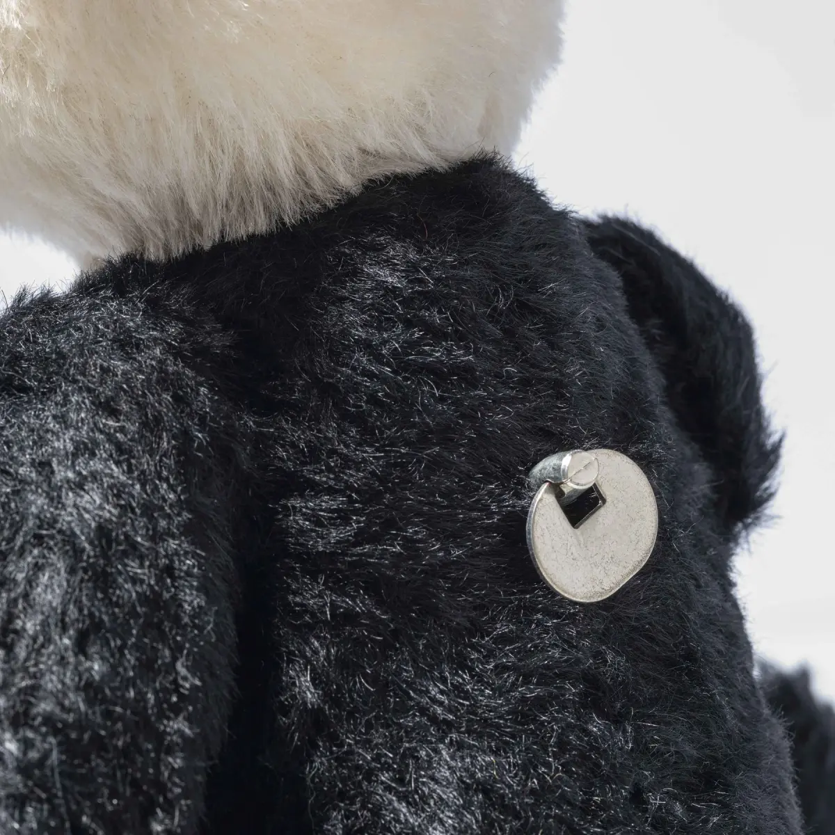 Teddybjörn James Bond, 30cm, Steiff säljs på Nalleriet.se