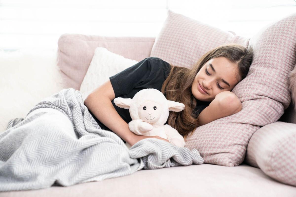 Värmenalle Fåret Freja (tvättbar) från Habibi Plush (micronalle) säljs på Nalleriet.se