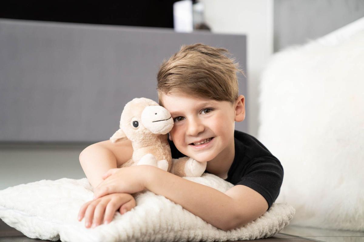 Värmenalle Kamelen Kaj (tvättbar) från Habibi Plush (micronalle) säljs på Nalleriet.se