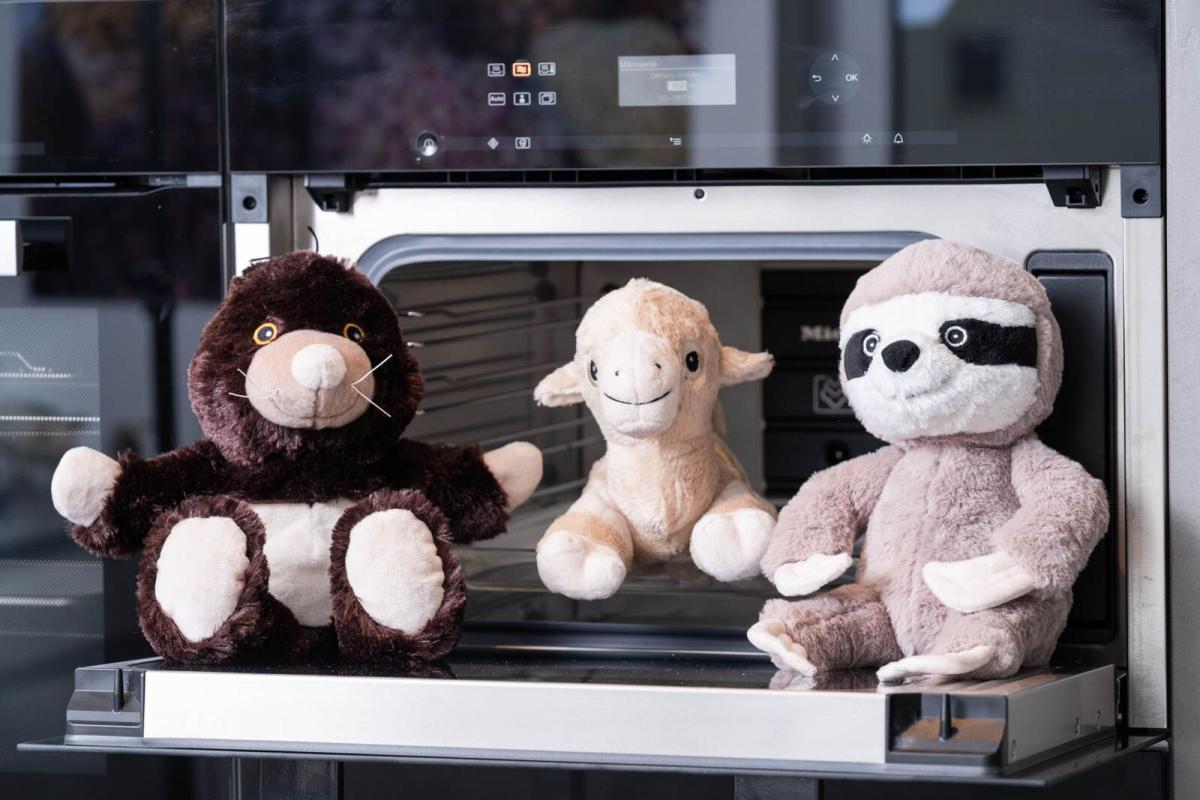 Värmenalle Kamelen Kaj (tvättbar) från Habibi Plush (micronalle) säljs på Nalleriet.se