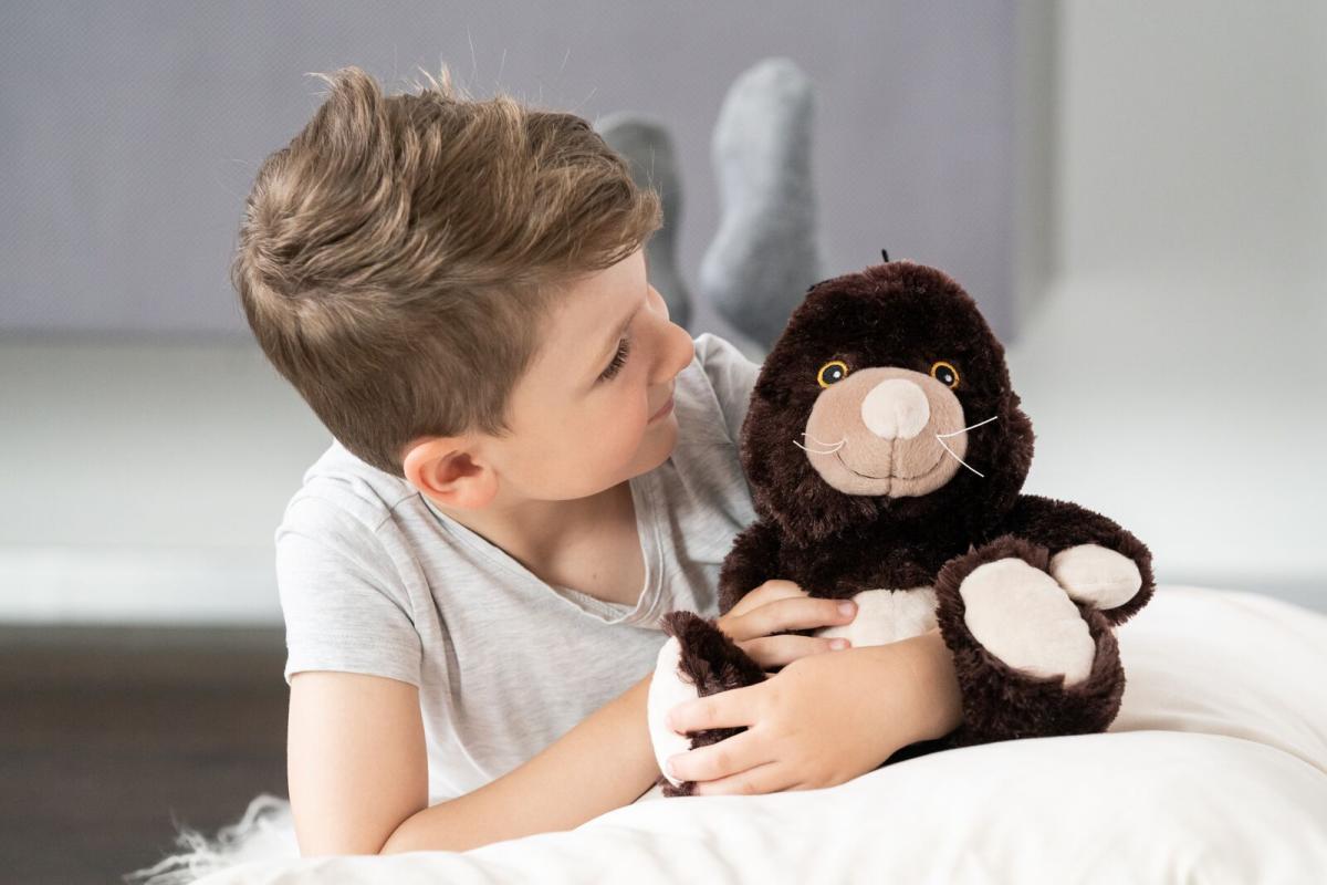 Värmenalle Mullvaden Moa (tvättbar) från Habibi Plush (micronalle) säljs på Nalleriet.se