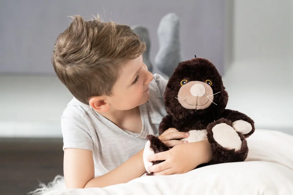 Värmenalle Mullvaden Moa (tvättbar) från Habibi Plush (micronalle) säljs på Nalleriet.se