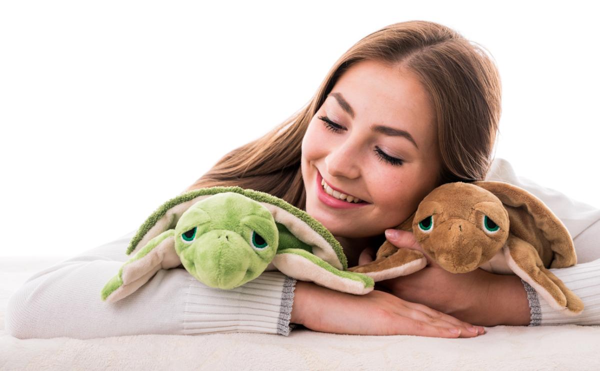 Värmenalle Sköldpaddan Sonja (tvättbar) från Habibi Plush (micronalle) säljs på Nalleriet.se