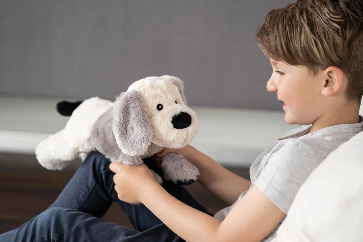 Värmenalle Valpen Valdemar (tvättbar) från Habibi Plush (micronalle) säljs på Nalleriet.se