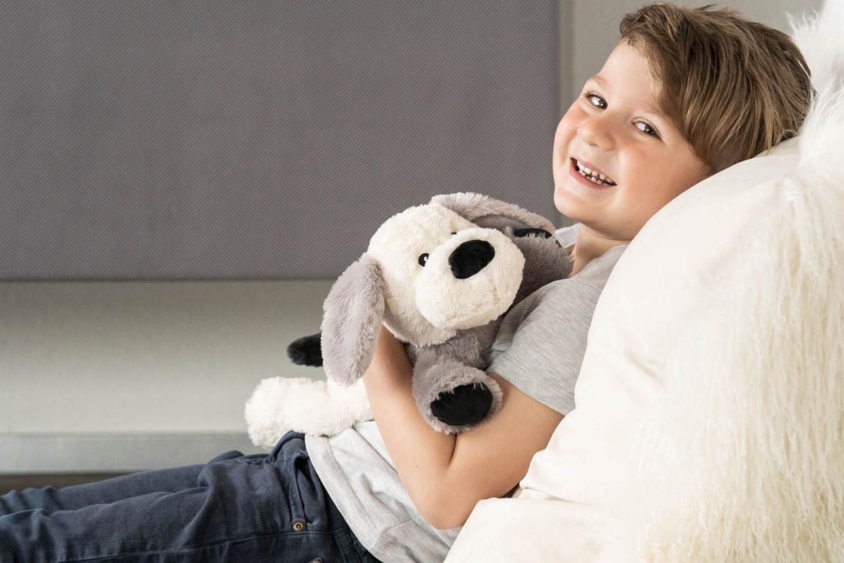 Värmenalle Valpen Valdemar (tvättbar) från Habibi Plush (micronalle) säljs på Nalleriet.se