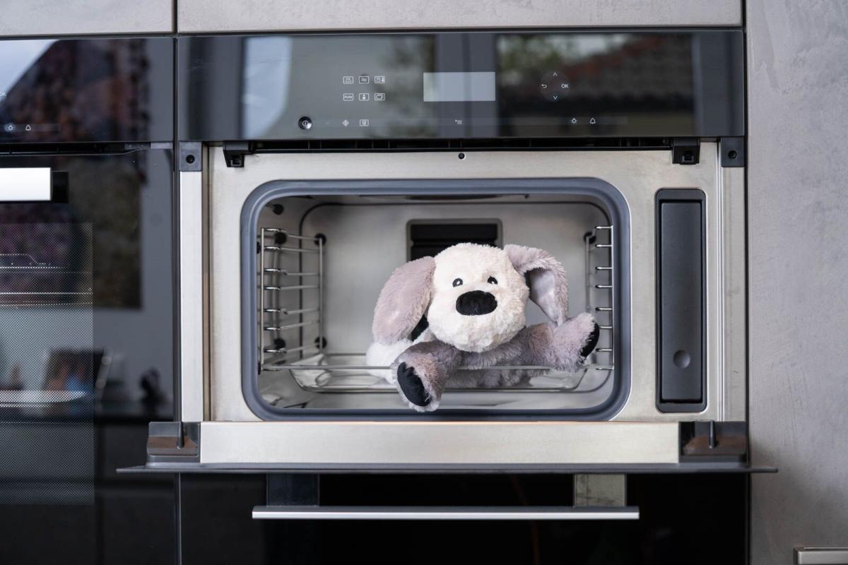 Värmenalle Valpen Valdemar (tvättbar) från Habibi Plush (micronalle) säljs på Nalleriet.se