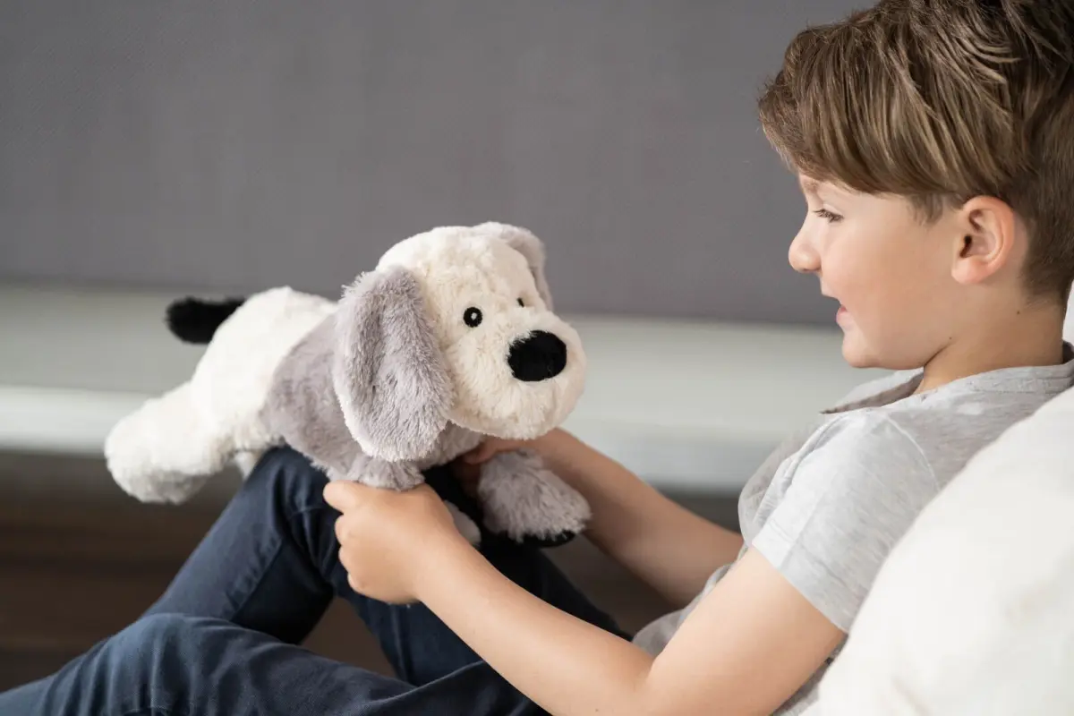 Värmenalle Valpen Valdemar (tvättbar) från Habibi Plush (micronalle) säljs på Nalleriet.se