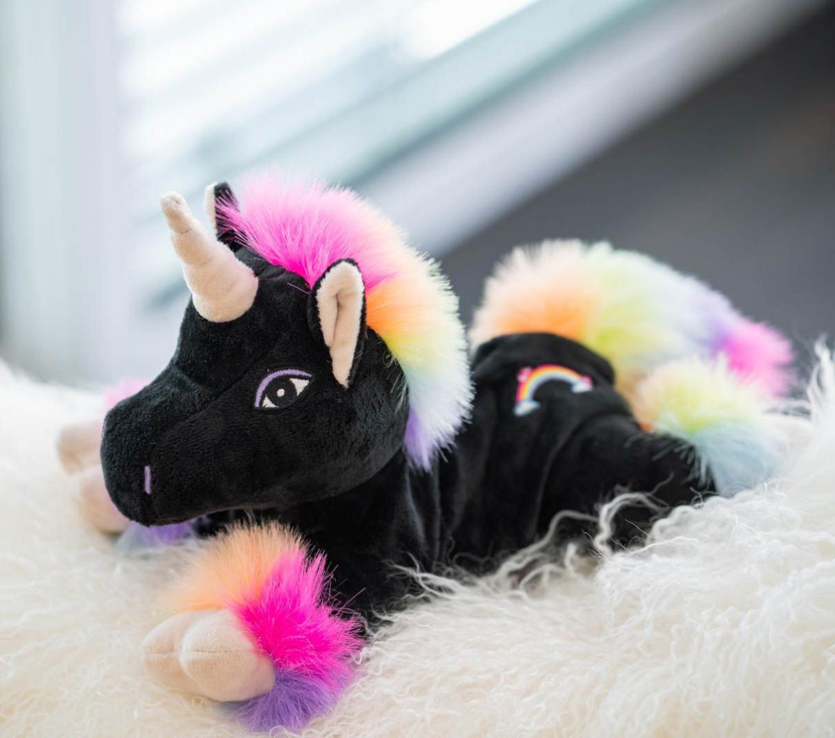 Enhörningen Rainbow svart, tvättbar från Habibi Plush (micronalle) säljs på Nalleriet.se