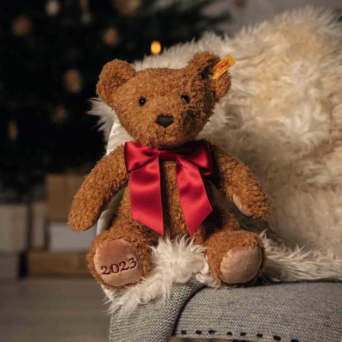 Cosy Year Bear 2023, 34cm, Steiff säljs på Nalleriet.se