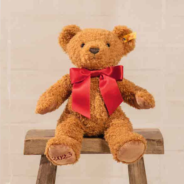 Cosy Year Bear 2023, 34cm, Steiff säljs på Nalleriet.se