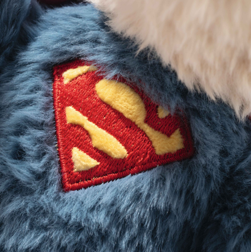 Superman Teddybjörn, 29cm, Steiff säljs på Nalleriet.se