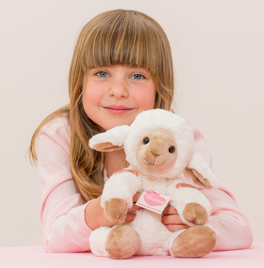 Lammet Frido, 32cm från Teddy Hermann säljs på Nalleriet.se