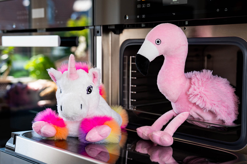 Värmenalle Flamingon Florence (tvättbar) från Habibi Plush (micronalle) säljs på Nalleriet.se