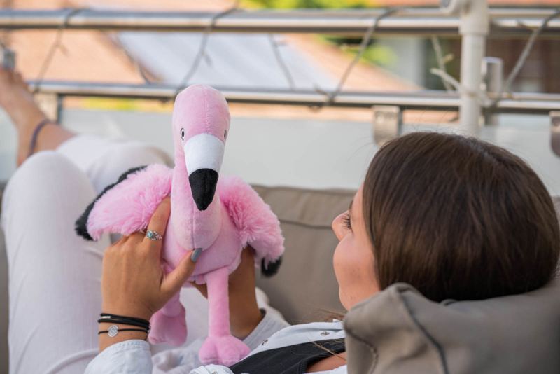 Värmenalle Flamingon Florence (tvättbar) från Habibi Plush (micronalle) säljs på Nalleriet.se