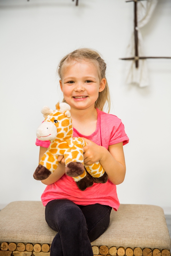 Värmenalle Giraffen Greta från Habibi Plush (micronalle) säljs på Nalleriet.se
