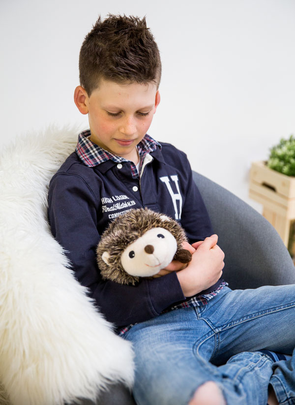 Igelkotten Ingrid från Habibi Plush (micronalle) säljs på Nalleriet.se
