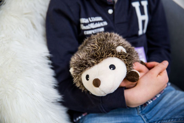 Igelkotten Ingrid från Habibi Plush (micronalle) säljs på Nalleriet.se
