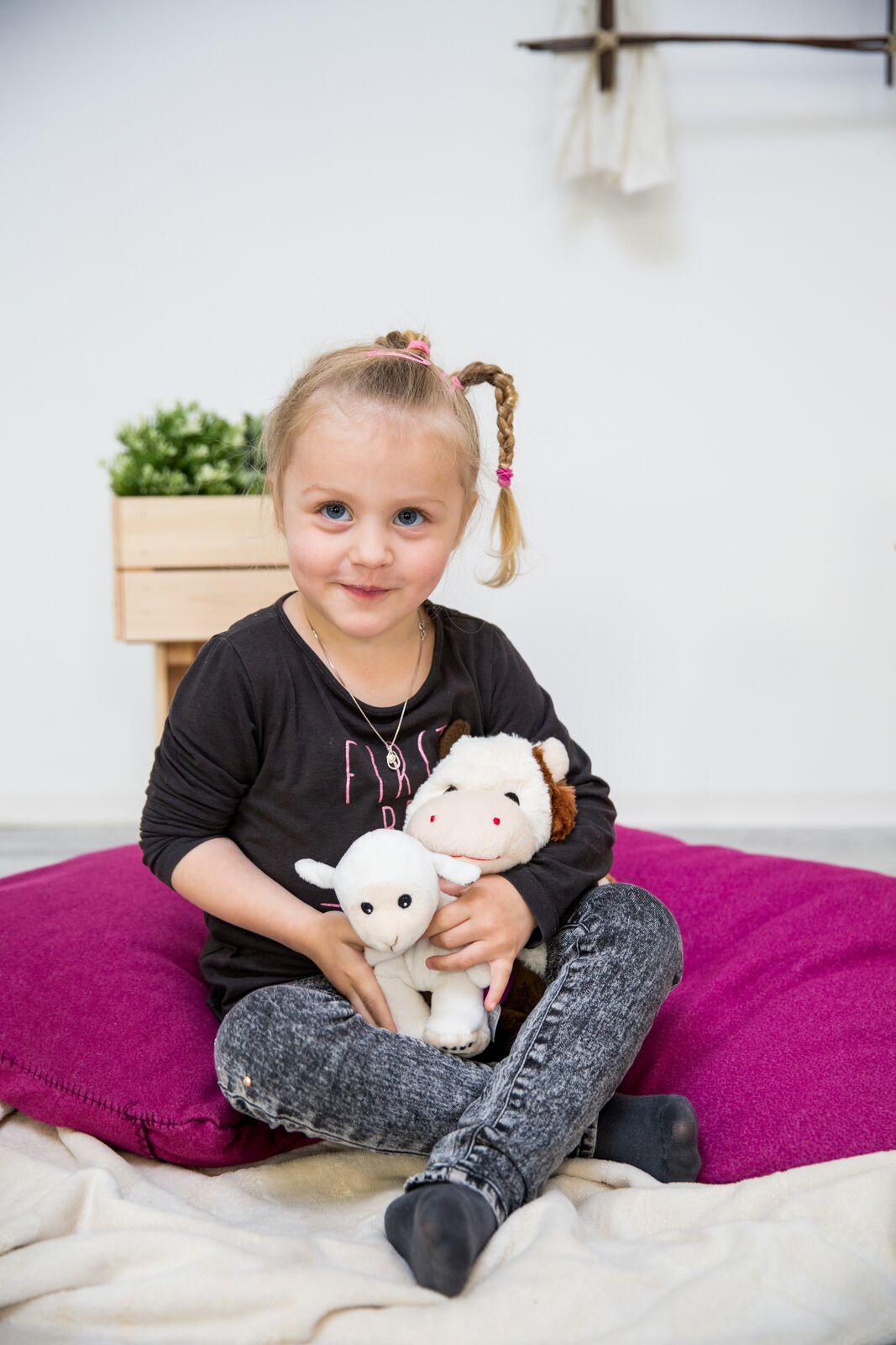 Värmenalle Kossan Kornelia från Habibi Plush (micronalle) säljs på Nalleriet.se