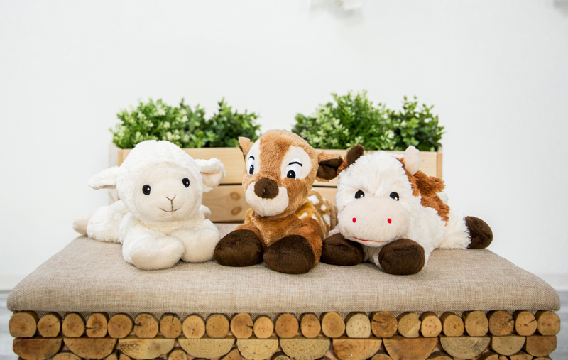 Värmenalle Kossan Kornelia från Habibi Plush (micronalle) säljs på Nalleriet.se