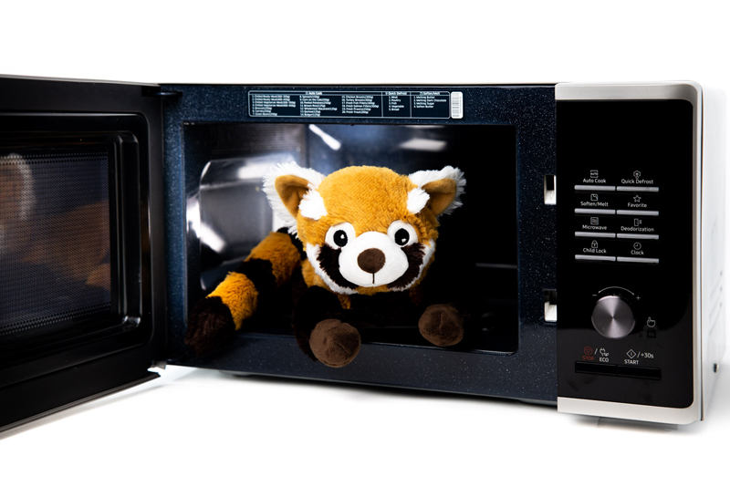 Värmenalle Röda Pandan Penny (tvättbar) från Habibi Plush (micronalle) säljs på Nalleriet.se
