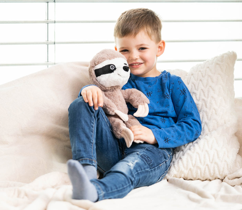 Värmenalle Sengångaren Sebastian (tvättbar) från Habibi Plush (micronalle) säljs på Nalleriet.se