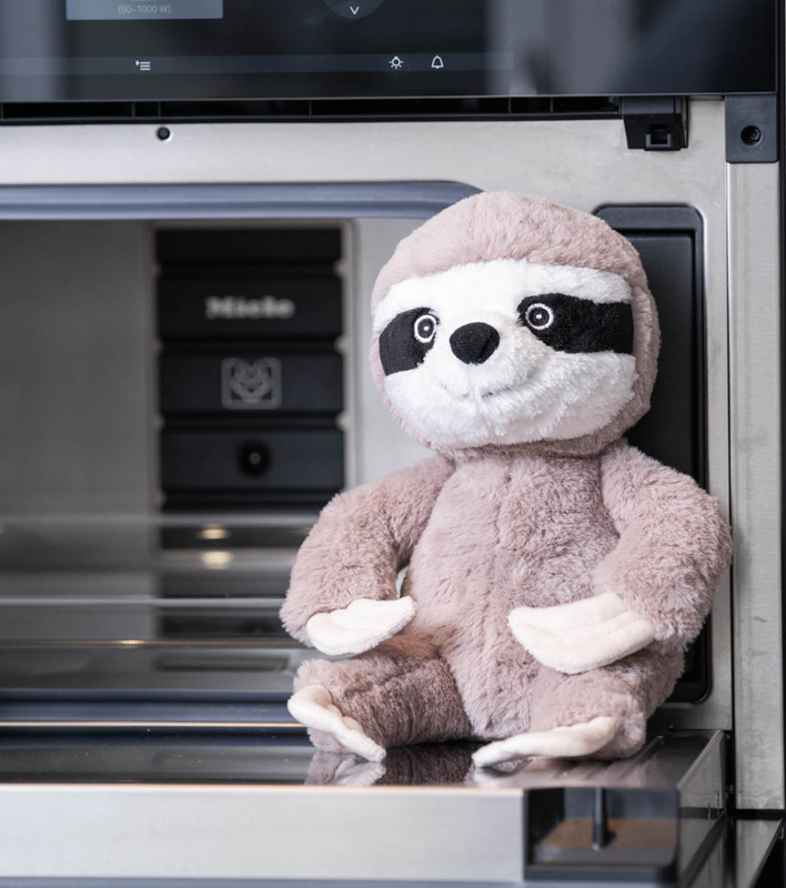 Värmenalle Sengångaren Sebastian (tvättbar) från Habibi Plush (micronalle) säljs på Nalleriet.se